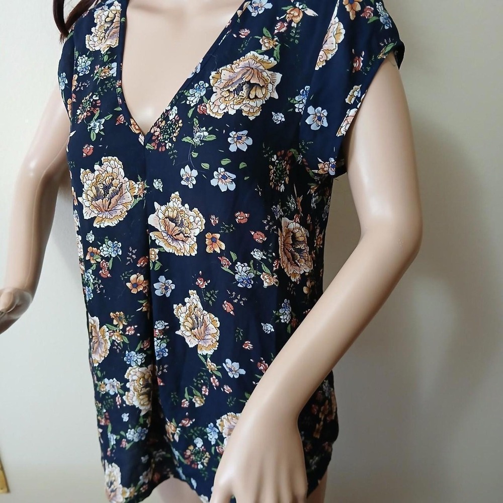 Navy Floral V-Neck Back Cutout Flowy Blouse Top S M NWOT - Picture 2 of 3